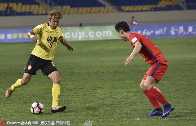 意甲前瞻：尤文图斯 VS 那不勒斯时间：2023-12-09 03:45尤文图斯目前积33分暂列积分榜第2，距离榜首的国米仅有2分差距，此役球队的抢分战意毋庸置疑，尤文图斯在最近的一轮联赛客场2-1击败蒙扎，各项赛事近9场取得7胜2平的不败战绩，球队近期的整体走势非常稳健，尤其是防线稳固，过去9场比赛尤文图斯多达6场能够零封对手，且期间合计仅失3球。